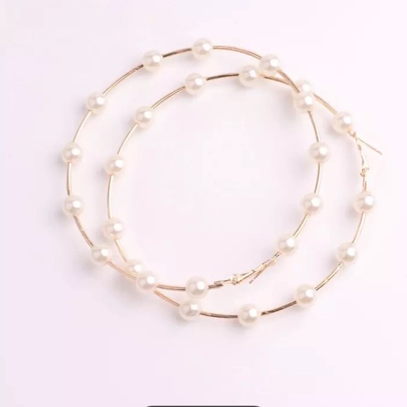 🎉Host Pick🎉New! Large Pearl Hoop Earrings - Picture 4 of 9